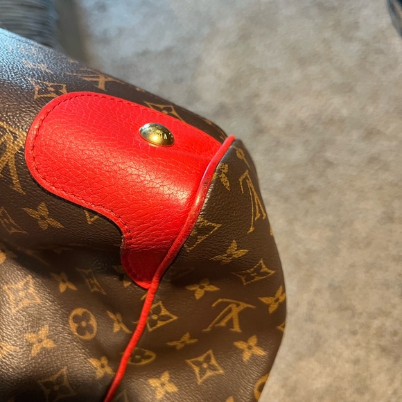 Louis Vuitton - Picture 3 of 8